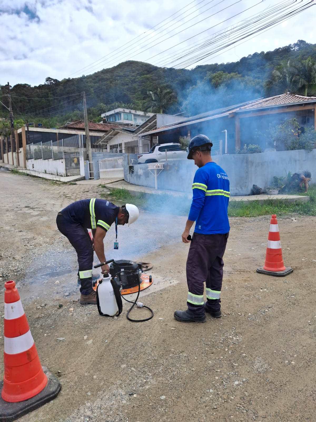 Águas de Penha realiza teste de fumacê para inspecionar rede de esgoto no loteamento Santa Regina